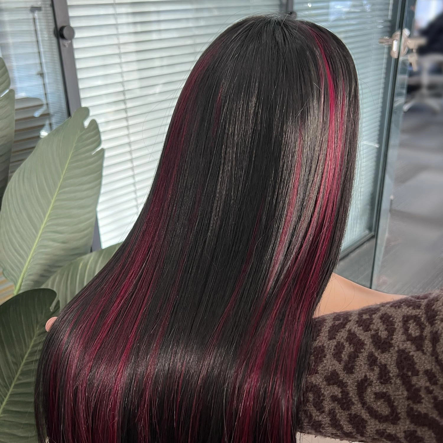 SAPPHIREWIGS 13x6 Highlight Red Straight Synthetic Lace Front Wig Skunk Stripe Red Mixed Black Pre Plucked Heat-Resistant Fiber Glueless Wigs for Black Women Daily Party Wear 26 Inches